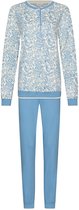 Lichtblauwe pyjamabroek en langarmige pyjamatop met blauw-wit paisleyprint.