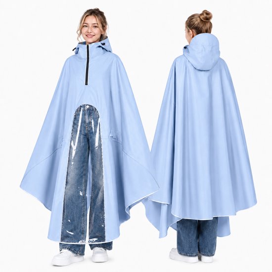 Model in lichtblauwe regenponcho, met capuchon en jeans, van voren en van achteren.