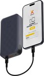Donkergrijze Xtorm powerbank naast een smartphone die oplaadt. Tekst op telefoon: "Xtorm Supercharge 35W".