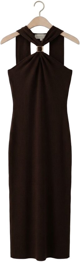 Robe marron tricotée avec un décolleté dos nu et un détail d'anneau doré.