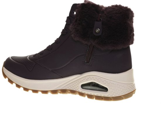 Paarse Skechers veterboots met rits, beige zool en bruine bontkraag.