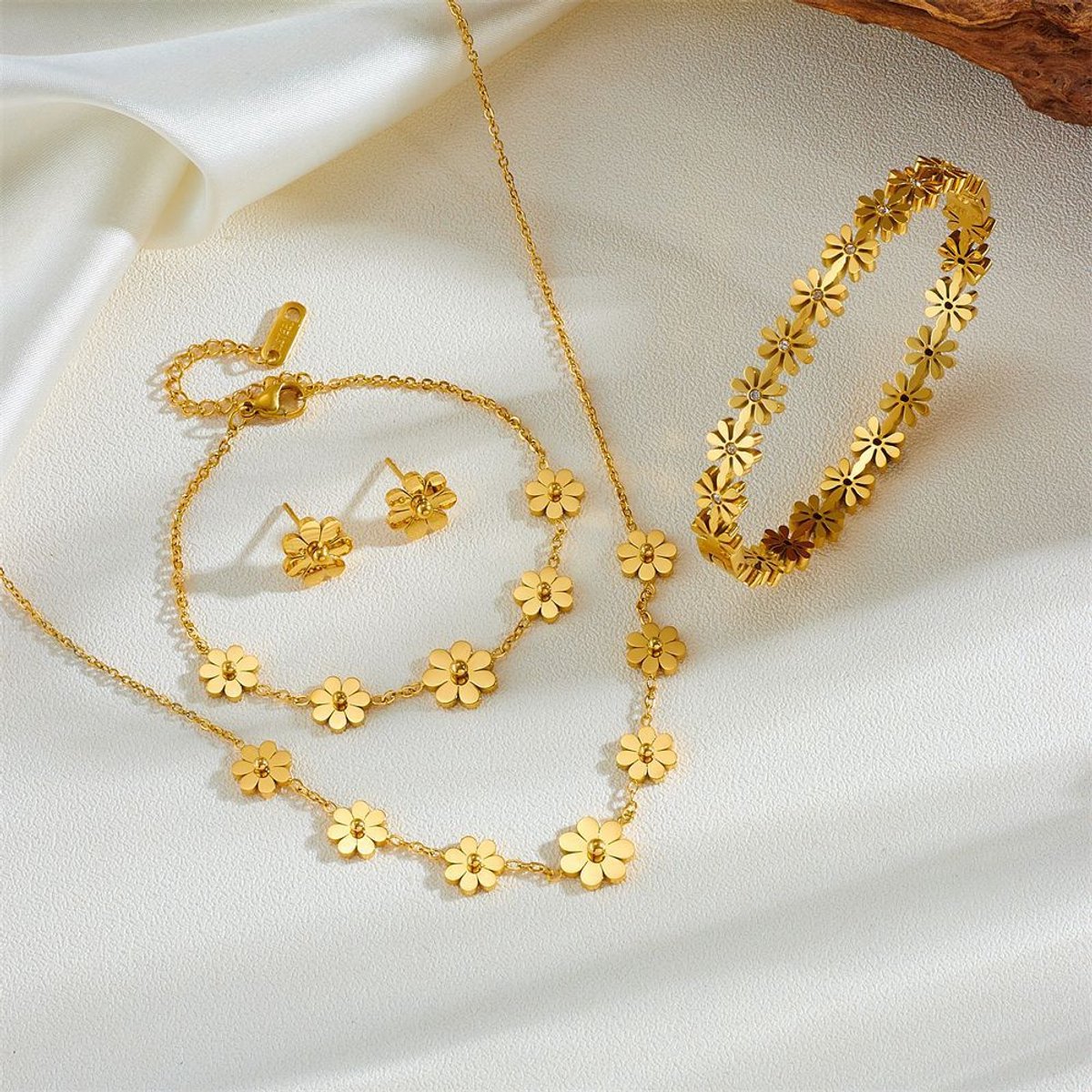 Glintweave – Roestvrijstalen Daisy Sieradenset met Bloemdesign – 18K Verguld – Ketting, Armband, Enkelband & Oorstekers – Dames – Goud