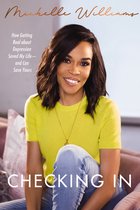 Michelle Williams, auteur van "Checking In: Hoe het serieus nemen van depressie mijn leven redde – en het jouwe kan redden", draagt een heldergele trui en een gouden ketting.