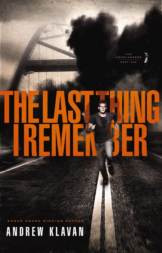Een man rent op een snelweg, achtervolgd door rookpluimen bij een brug. De titel 'THE LAST THING I REMEMBER' staat in grote oranje letters.