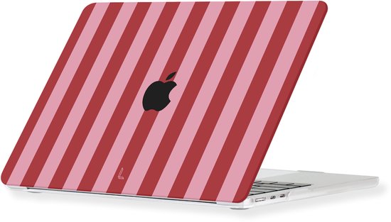 MacBook avec coque rayée rose et rouge, ouvert.
