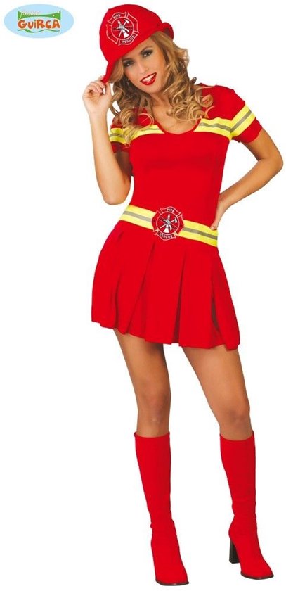 Rood brandweervrouwkostuum met geplooide rok, reflecterende strepen, riem met embleem, pet en rode laarzen.