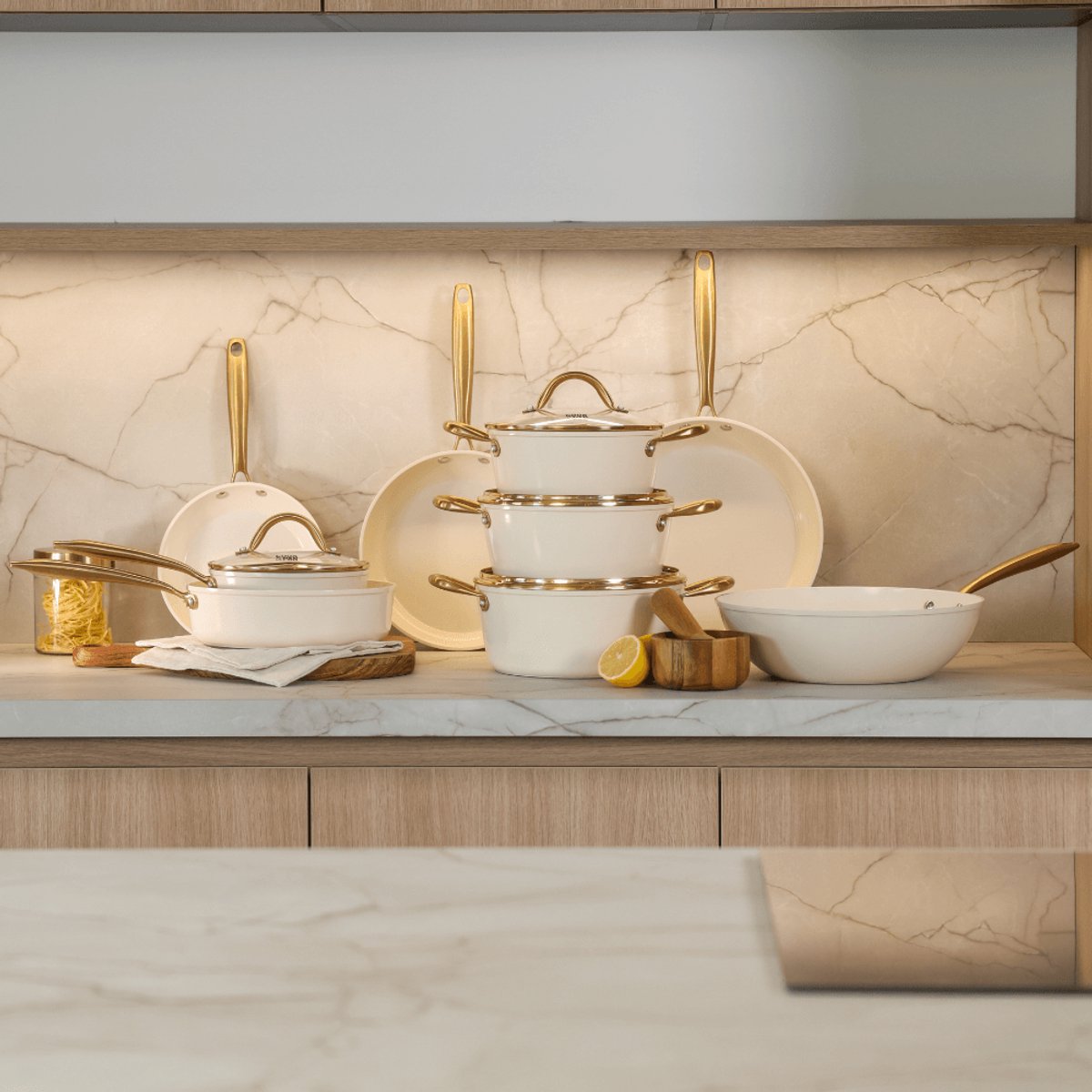 Cook & Pan Vanilla Pannenset 9-delig PFAS vrij - Beige met Gouden Handgrepen - Alle Warmtebronnen - Krasbestendige Anti Aanbaklaag - Vaatwasserbestendig - Gas, Inductie, Elektrisch, Oven - Pannen set - Koekenpan, Wokpan, Steelpan, Hapjespan, Kookpot – foto 5