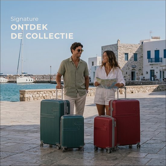 Een stel op een zonnige locatie bij de zee, kijkend naar de collectie koffers.