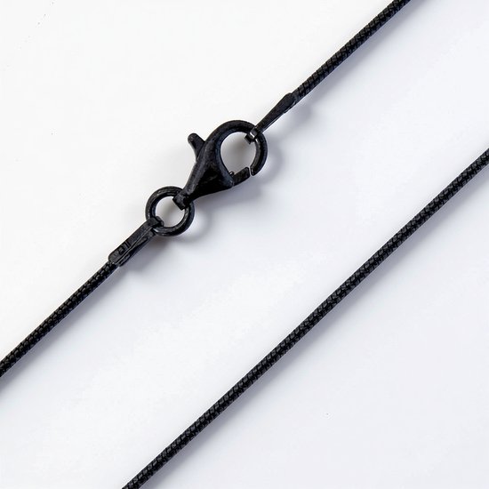 Zwarte slangenketting van 90 cm met karabijnsluiting.