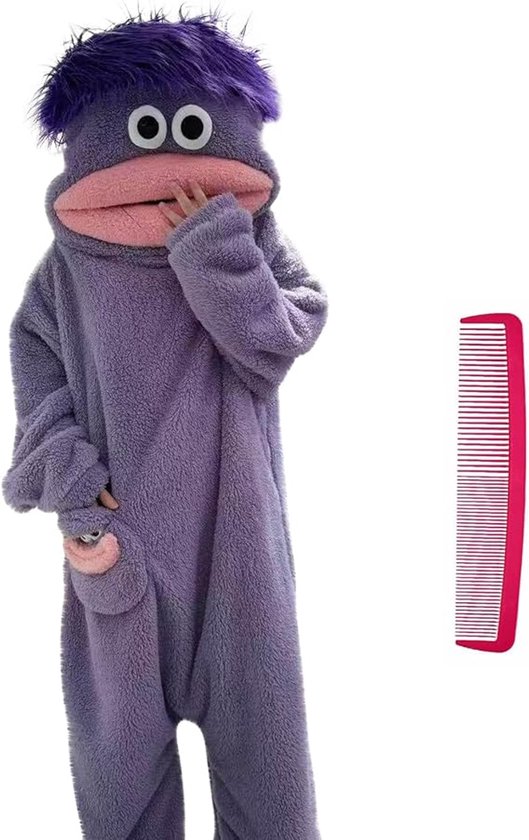 Pyjama onesie violet avec une grande bouche, des yeux et des cheveux violets et duveteux. Avec une poche avant et un grand peigne assorti.