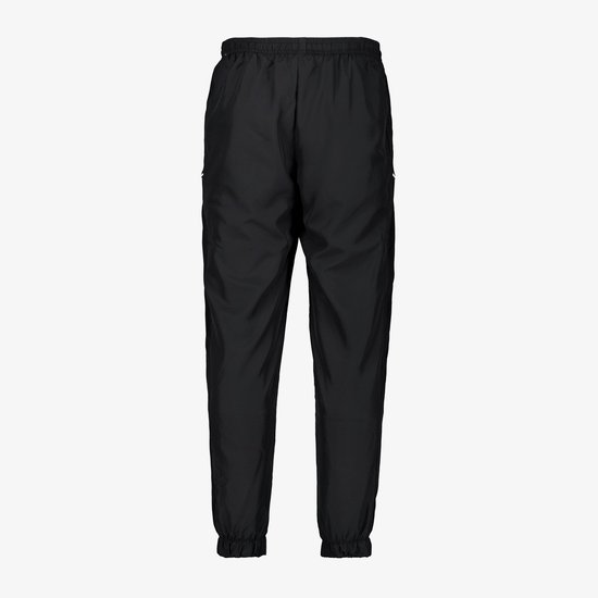 Achterkant van zwarte Nike trainingsbroek met elastische tailleband en witte swoosh.
