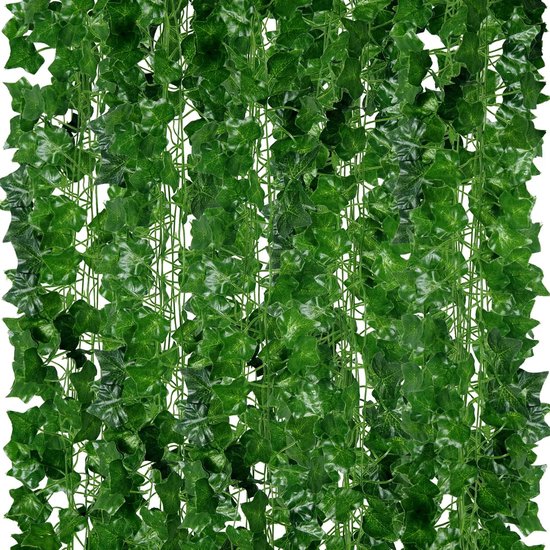 Gedetailleerde textuur van groene kunstmatige klimopbladeren, hangend in dichte strengen.