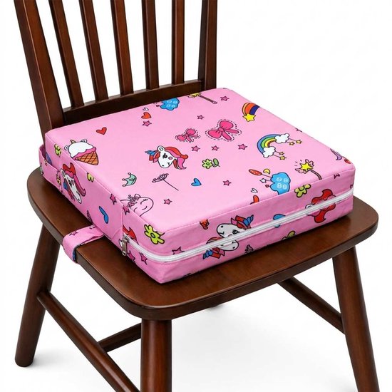 Roze stoelverhoger met eenhoornprint op een houten stoel.