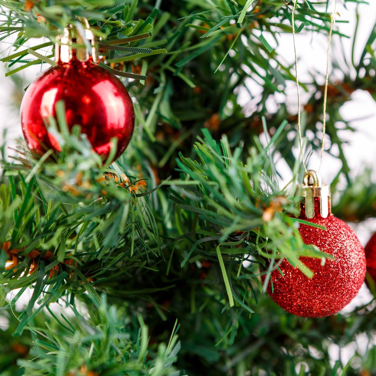 Kerstboomdecoratieset - Rood - 17-delig (Ø3 cm) - kunststof kerstballen in mat, glans en glitter - gouden ophanglus [58777B]