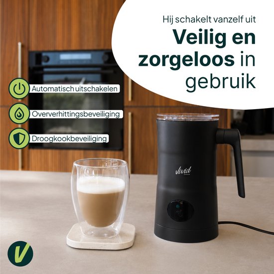 Zwarte melkopschuimer naast een glas cappuccino. Tekst: "Hij schakelt vanzelf uit. Veilig en zorgeloos in gebruik. Automatisch uitschakelen. Oververhittingsbeveiliging. Droogkookbeveiliging."