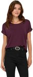 Model draagt een bordeauxrood gemêleerd t-shirt met omgeslagen mouwen en zwarte jeans.