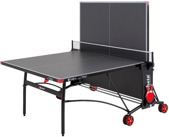 Zwarte Sponeta tafeltennistafel, model S3-80e, met inklapbare helften, net en rode details op wielen.