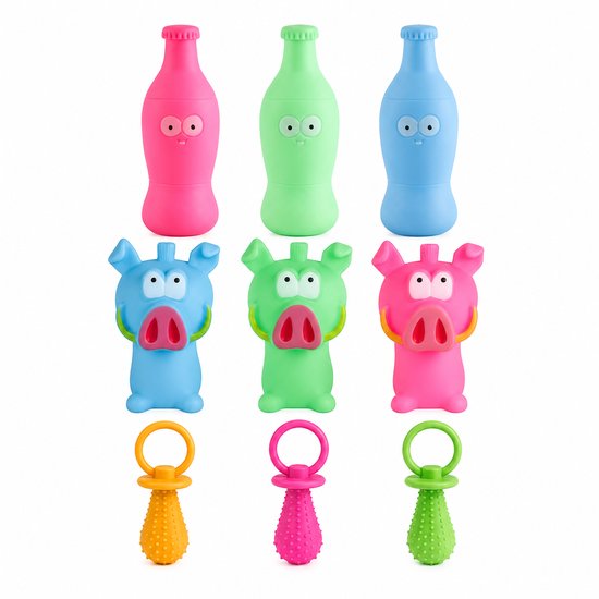 Overzicht van negen hondenspeeltjes: drie roze, groene en blauwe flesjes, drie blauwe, groene en roze varkens, en drie oranje, roze en groene bijtringen.