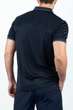Man met de rug naar de kijker, draagt een donkerblauwe polo met fijne zwarte strepen.