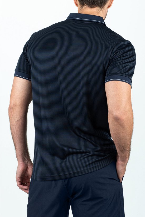 Man met de rug naar de kijker, draagt een donkerblauwe polo met fijne zwarte strepen.