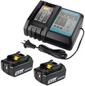 Een Makita acculader met twee 18V 8.0Ah lithium-ion batterijen en een stekker.