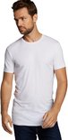 Man met kort bruin haar, kijkend naar rechts, in een wit T-shirt met ronde hals.