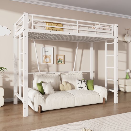 Wit hoogslaper met witte bank eronder, twee fotolijsten aan de muur en een gele deken op het bed.