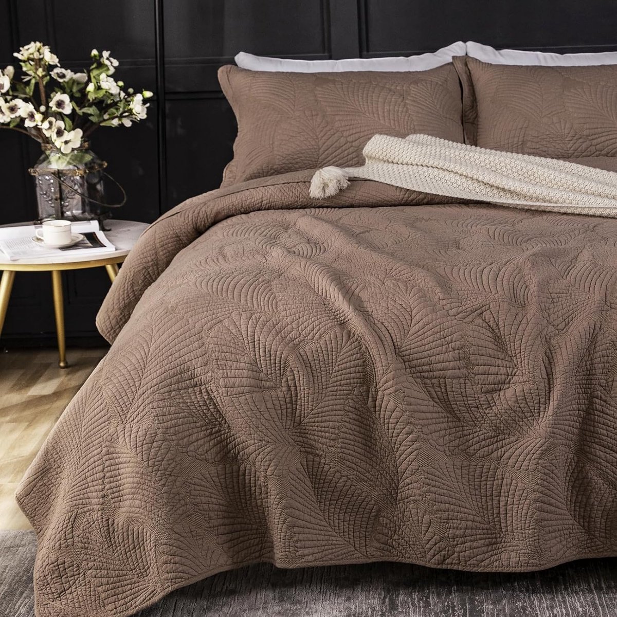 SnelShoppen - Luxe Bruine Bedsprei - 3 Delige Set - Zachte Katoenen Gequilte Bedbedekking - Kingsize 230x250 cm - Elegante Palmblad Borduursels - Dekb