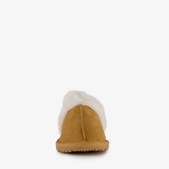 Achterkant van een bruine pantoffel met witte imitatiebont voering.
