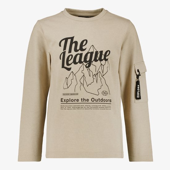 Beige longsleeve shirt met 'The League Explore the Outdoors' opdruk en bergmotief. Met opgestikte zak op de mouw met 'EXPLORE' label.