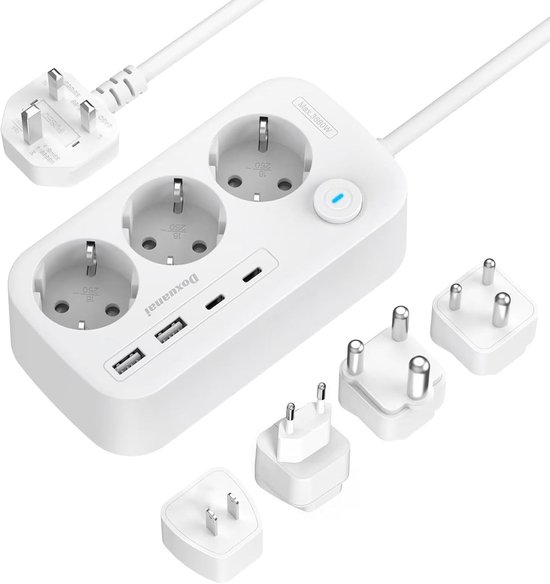 Witte stekkerdoos met 3 geaarde stopcontacten, 2 USB-A en 2 USB-C poorten, met 4 losse universele adapters.