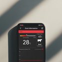 Smartphone-scherm met de 'herQs' app. Toont huidige temperatuur van 28°C voor rundvlees medium rare.