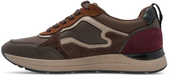 Bruine Tamaris sneaker, zijaanzicht met bordeauxrode accenten bij de hiel, mesh en lederen afwerking.