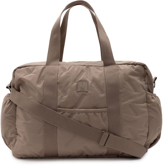Sac à langer Jollein marron avec motif en relief, poignées, une bandoulière réglable et une poche avant.