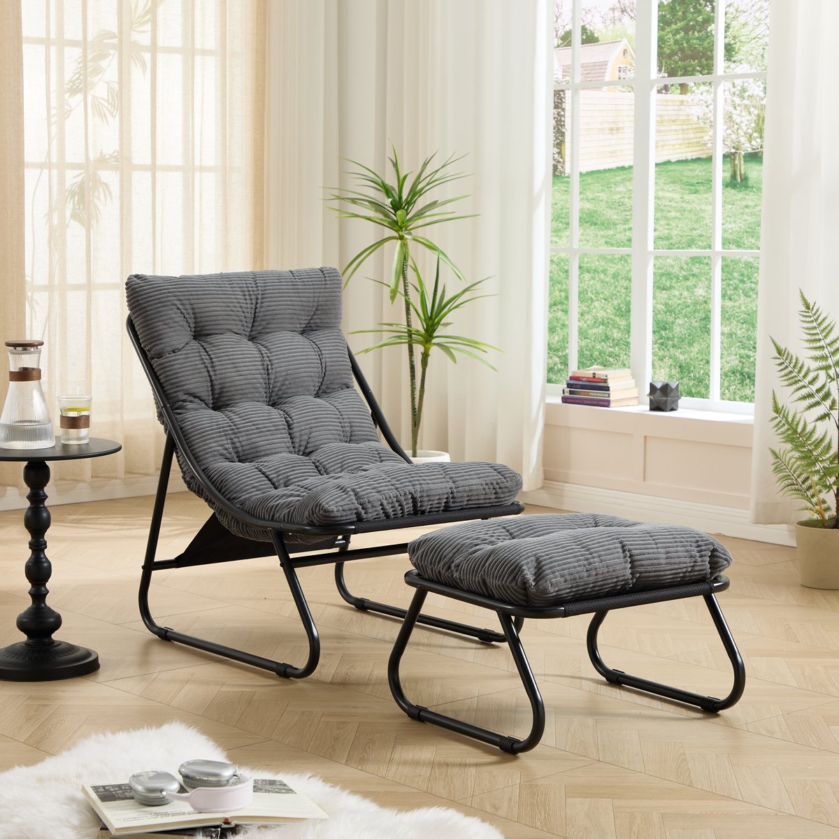 Terrasstoel met voetenbankje - comfortabele stoel met schuine rugleuning - voorzien van zachte kussens en een voetenbankje - zwart frame met grijze kussens