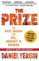 Boekomslag 'The Prize: The Epic Quest for Oil, Money & Power' in oranje tinten met brandende letters en een olieraffinaderij.