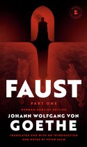Boekomslag van Faust Part One, Duitse/Engelse editie door Johann Wolfgang von Goethe. Donkerrood, met een schaduwfiguur bij een boog en een weerspiegeling.