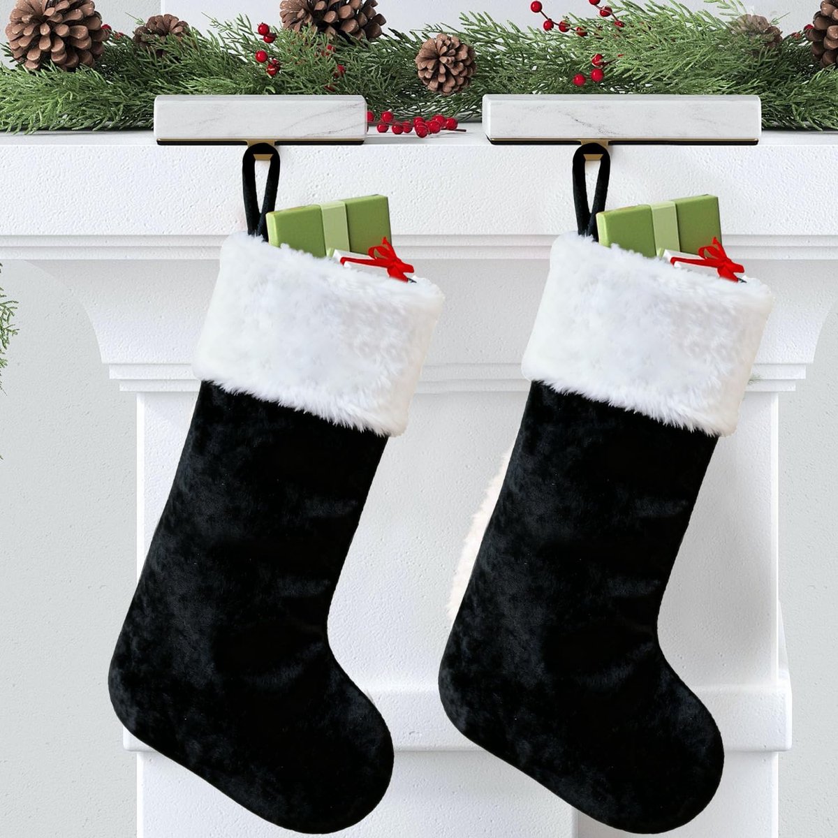 Famanu – Kerstkousen set van 2, 40,6 cm klassieke pluche kousen, comfortabele en zachte kousen voor Kerstmis, feestelijke decoraties in zwart
