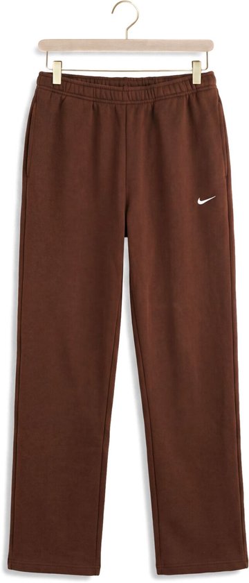 Bruine Nike joggingbroek met een klein wit Nike logo op de linkerpijp.