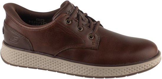 Bruine leren schoen met veters en beige zool. 'Go Hand' tekst op de zijkant.