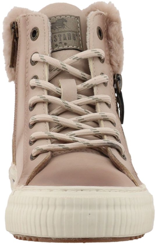 Roze hoge sneaker met bruine bontkraag, veters en rits. Mustang logo op de tong.