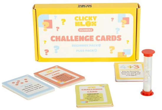 Gele doos met "Clicky Blox Numbers Challenge Cards Beginner Pack Plus Pack" en vier speelkaarten met cijfers en een zandloper.