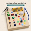 Houten activiteitenspeelgoed met oplichtende knoppen en een draaiknop.