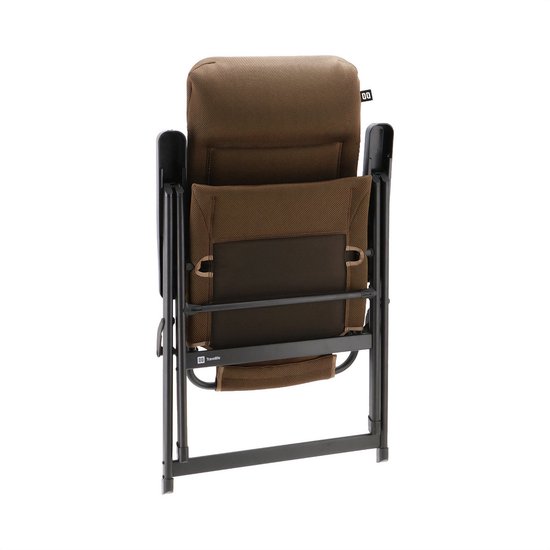 Gevouwen bruine campingstoel, zichtbaar van de achterkant, met donker metalen frame.