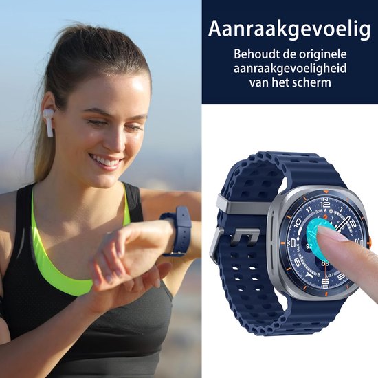 Vrouw met oortjes draagt een sporttop en raakt haar donkerblauwe smartwatch aan, met zilveren rand en oranje accenten.