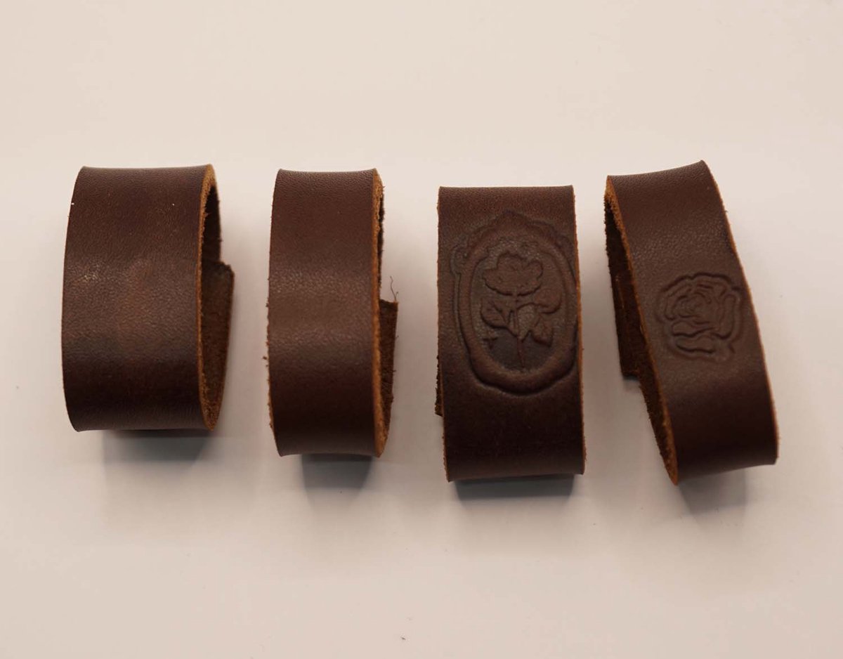 4 Lederen riem lusjes voor broekriem van 4 cm breed 2x uni donker bruin, 2x donker bruin rozen - riem lusjes donker bruin - lusje voor aan donker bruin riem - riem lusje vervangen omdat die verloren is - riem repareren met nieuw lusje