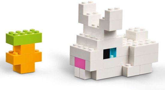 Een wit LEGO konijn met blauwe ogen, een roze neus en een groene en oranje wortel ernaast.
