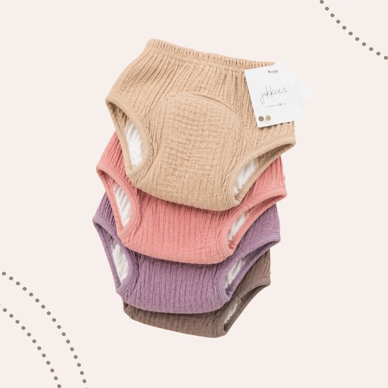 Stapel van vier katoenen oefenbroekjes, van onder naar boven in het bruin, roze, paars en grijs. Met Jikkies label.