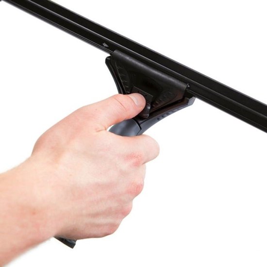 Hand houdt zwarte raamwisser met grijze grip vast.