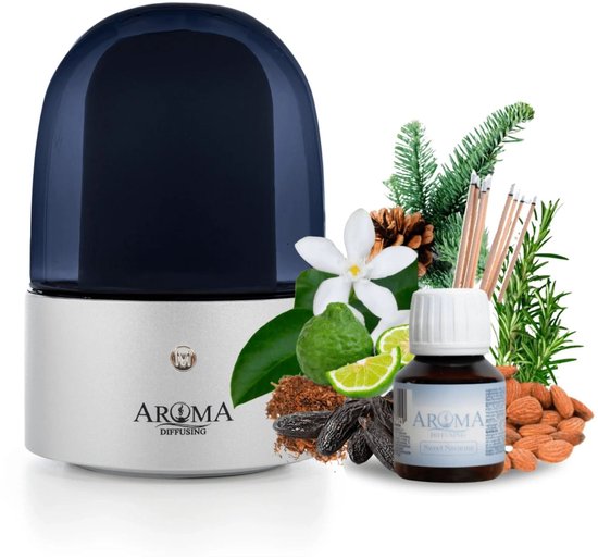 Zilverkleurige AromaDiffusing geurmachine met blauwe kap, essentiële olie en ingrediënten zoals dennennaalden, vijgen, noten en bloemen.